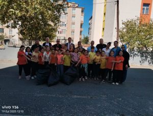 Cumhuriyet İlkokulu Öğrencileri “Dünya Temizlik Günü”nde Çöpleri Topladı