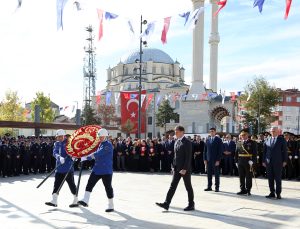 Cumhuriyet Bayramı Kutlamaları Çelenk Töreniyle Başladı
