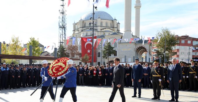 Cumhuriyet Bayramı Kutlamaları Çelenk Töreniyle Başladı