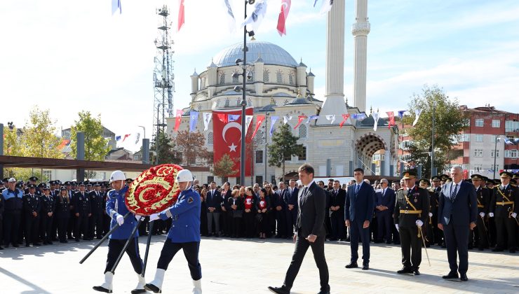 Cumhuriyet Bayramı Kutlamaları Çelenk Töreniyle Başladı