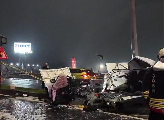 ÇERKEZKÖY YOLUNDA FECİ KAZA: OTOMOBİL İKİYE AYRILDI