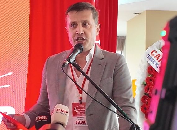 Vahap Akay’dan CHP İl Kongresinde Sert Konuşma: “Kovun Beni Bu Partiden, Rahatlayın!”