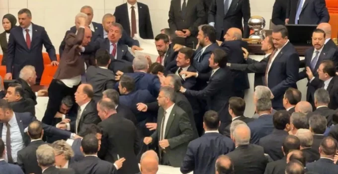 Meclis’te Arbede: Cem Avşar ve Mahmut Tanal Yaralandı