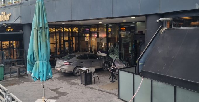 Direksiyon Hakimiyetini Kaybeden Otomobil AVM’deki Kafeye Girdi: 1 Yaralı