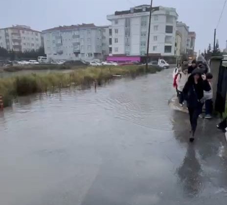 Her Yağışta Aynı Manzara: Okul Girişi Sular Altında Kalıyor