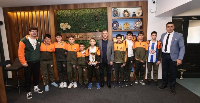 Başkan Mustafa Çetin, Şampiyona Öncesi Minik Voleybolcularla Buluştu