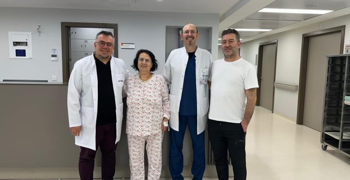 75 Yaşındaki Esma Atakan, Uyanık Omurga Cerrahisiyle Sağlığına Kavuştu