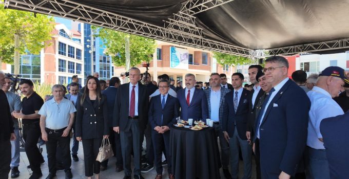 Çerkezköy’de Bayramlaşma Geleneği Cumhuriyet Meydanı’nda Yaşatıldı