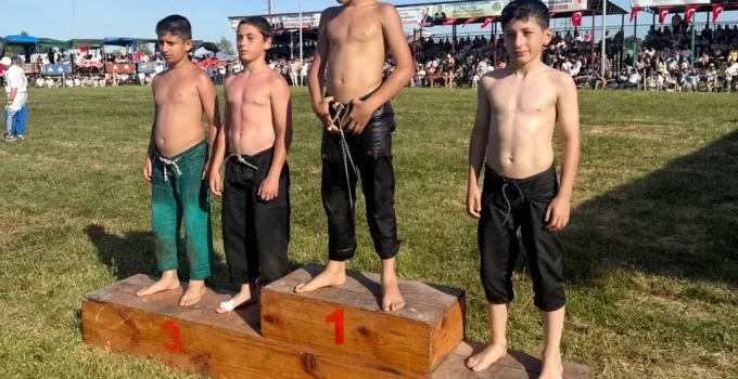 ÇERKEZKÖY BELEDİYE SPOR’UN GENÇ PEHLİVANI KIRKLARELİ’DEN MADALYA İLE DÖNDÜ