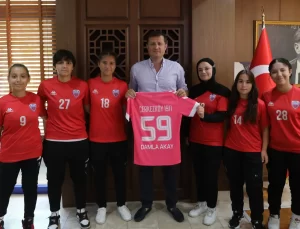 1911 Spor’un Kız Futbolcularından Akay’a Ziyaret