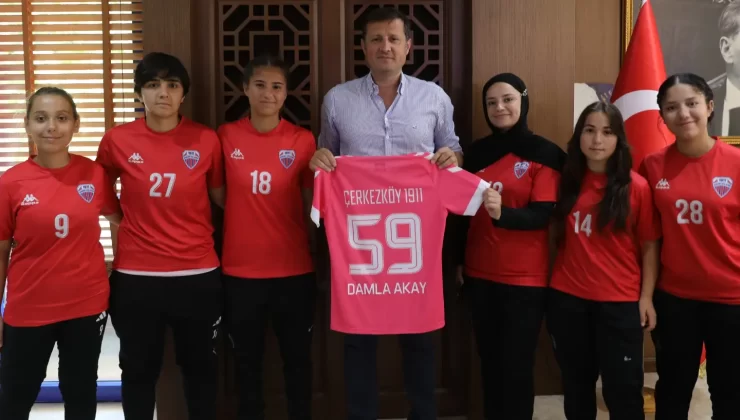 1911 Spor’un Kız Futbolcularından Akay’a Ziyaret