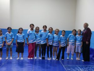 KAPAKLI YAZ SPOR KURSLARINDA ÇOCUKLAR HEM SPOR YAPIYOR HEM EĞLENİYOR
