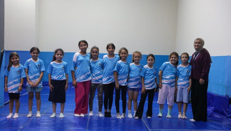 KAPAKLI YAZ SPOR KURSLARINDA ÇOCUKLAR HEM SPOR YAPIYOR HEM EĞLENİYOR