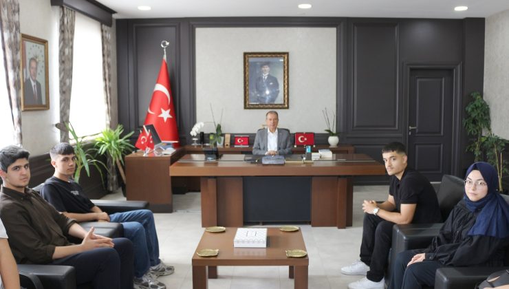 YKS’de derece yapan öğrencilerden Kaymakam Gürdal’a ziyaret